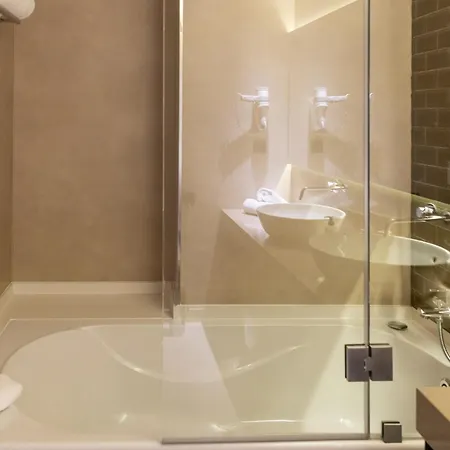 فندق Avenida Boutique 4*